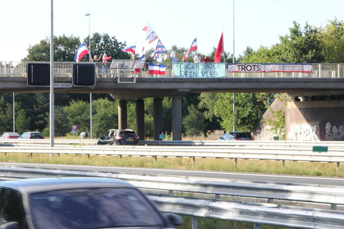 Vlaggenactie op viaduct van snelweg