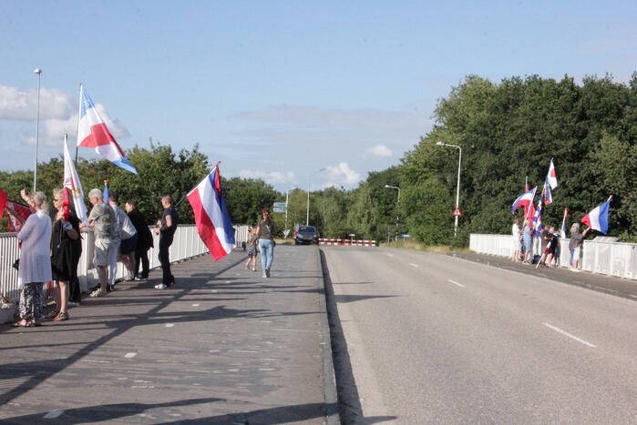 Vlaggenactie op viaduct van snelweg