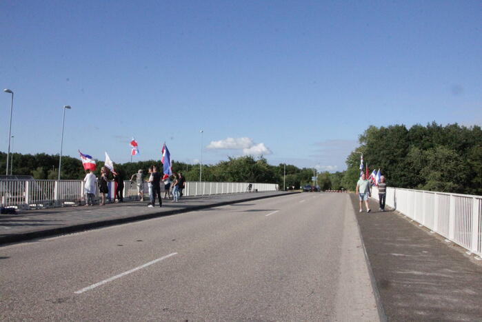 Vlaggenactie op viaduct van snelweg