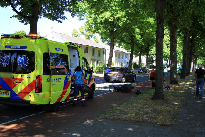 Scooterrijder en opzittende gewond bij ongeval