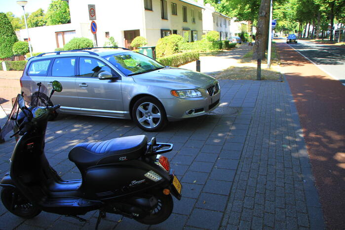 Scooterrijder en opzittende gewond bij ongeval