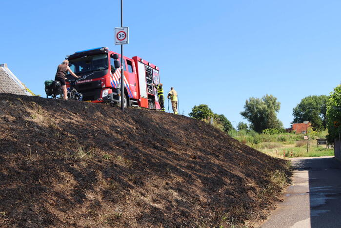 Stuk grasveld gaat in vlammen op