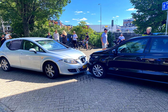 Auto's in de kreukels na botsing in flauwe bocht