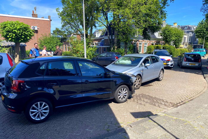 Auto's in de kreukels na botsing in flauwe bocht