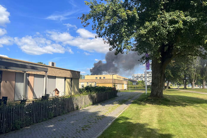 Enorme rookwolken bij brand Aeres Groenhorst College