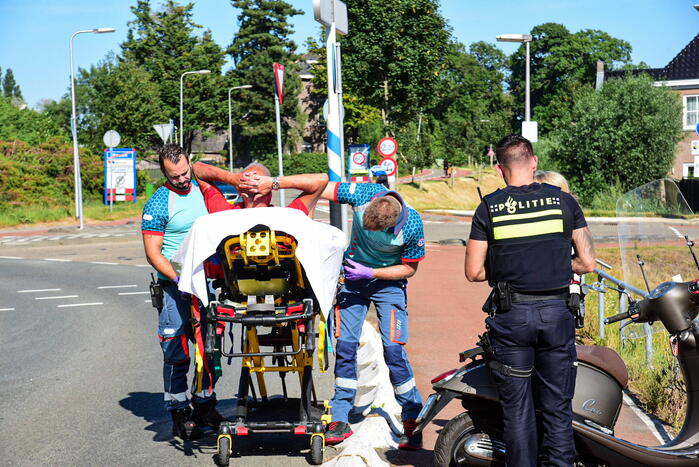 Scooterrijder gewond bij botsing bij oversteken