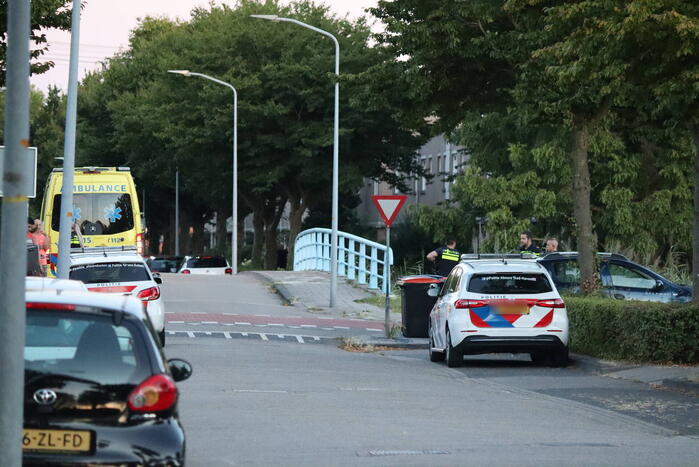 Twee scooterrijders botsen op elkaar