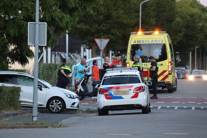 Twee scooterrijders botsen op elkaar