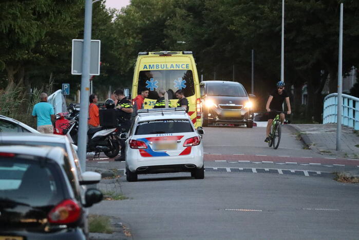 Twee scooterrijders botsen op elkaar