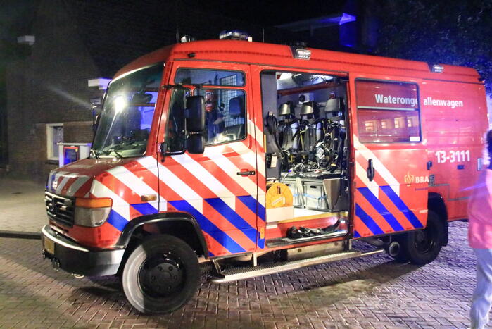 Brandweerduikers halen drenkeling uit kanaal