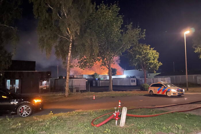 Grote uitslaande brand in loods Leemans Afval en Reiniging