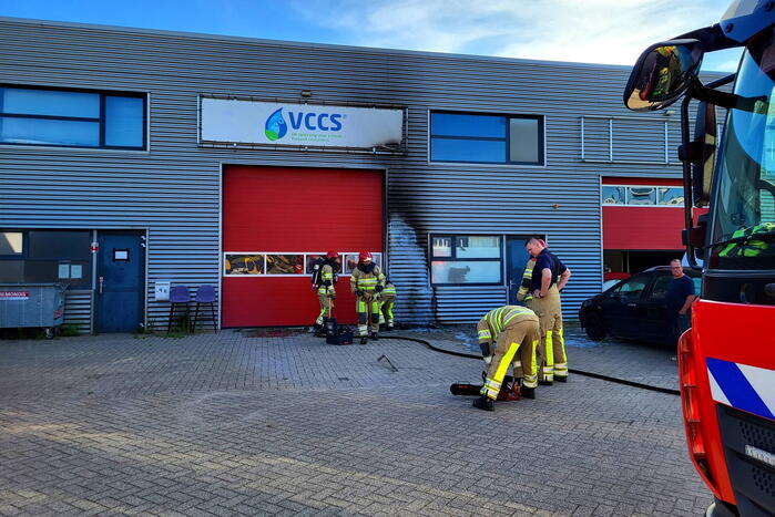 Bedrijfspand beschadigd na brand