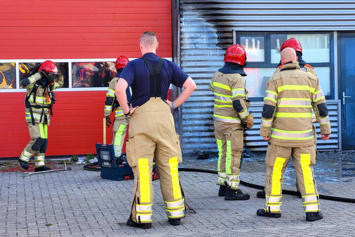 Bedrijfspand beschadigd na brand