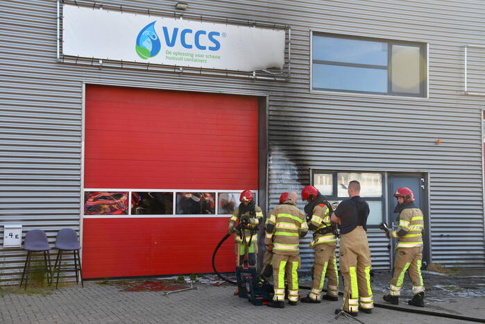 Bedrijfspand beschadigd na brand