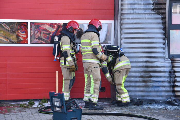 Bedrijfspand beschadigd na brand