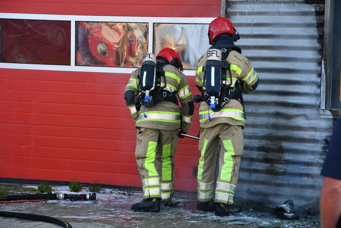 Bedrijfspand beschadigd na brand