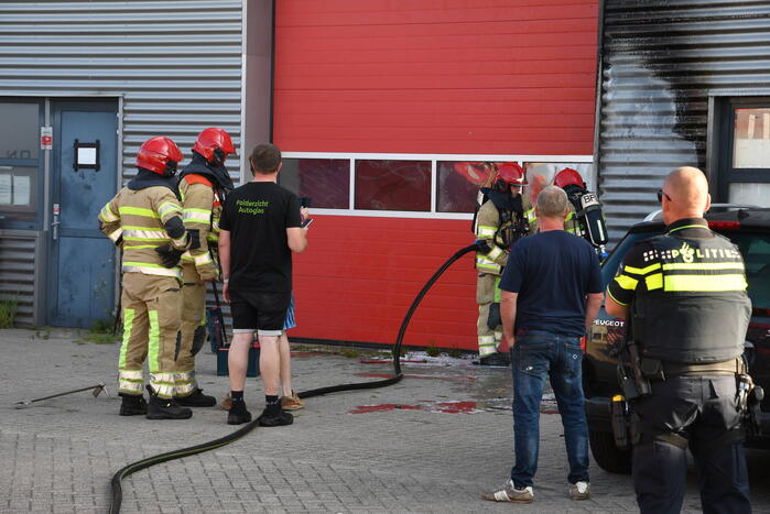 Bedrijfspand beschadigd na brand