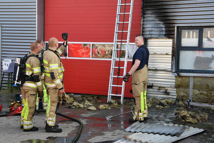 Bedrijfspand beschadigd na brand