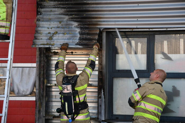 Bedrijfspand beschadigd na brand