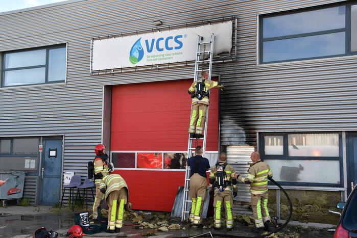 Bedrijfspand beschadigd na brand