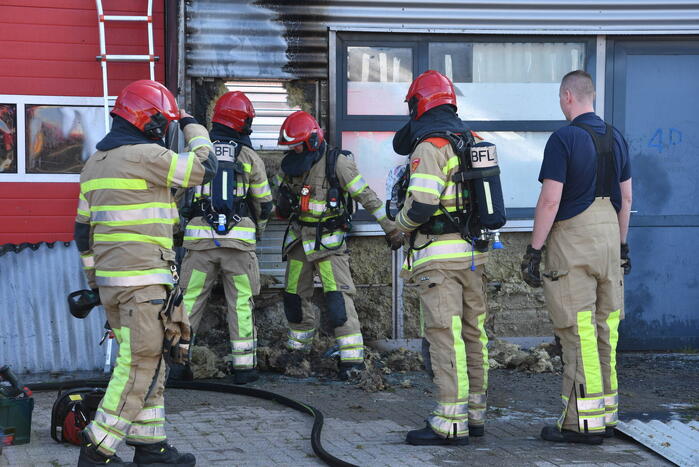 Bedrijfspand beschadigd na brand