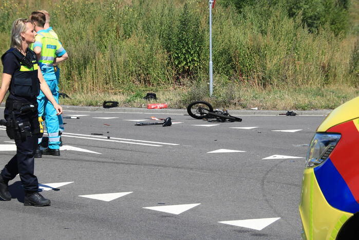 Ongeval met meerdere voertuigen en fietser