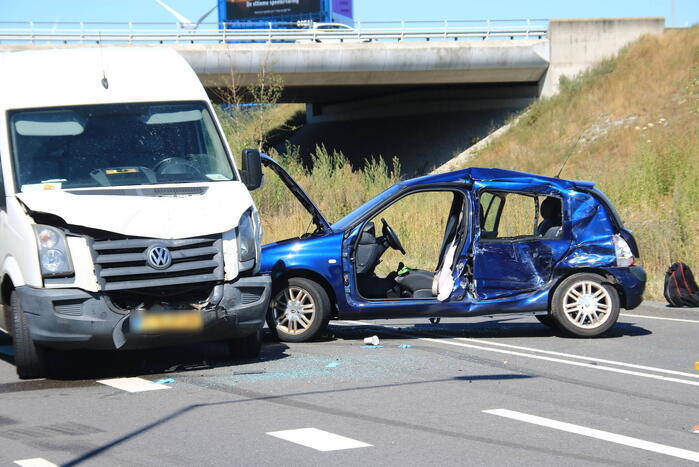 Ongeval met meerdere voertuigen en fietser