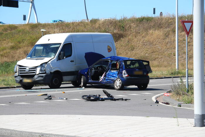 Ongeval met meerdere voertuigen en fietser