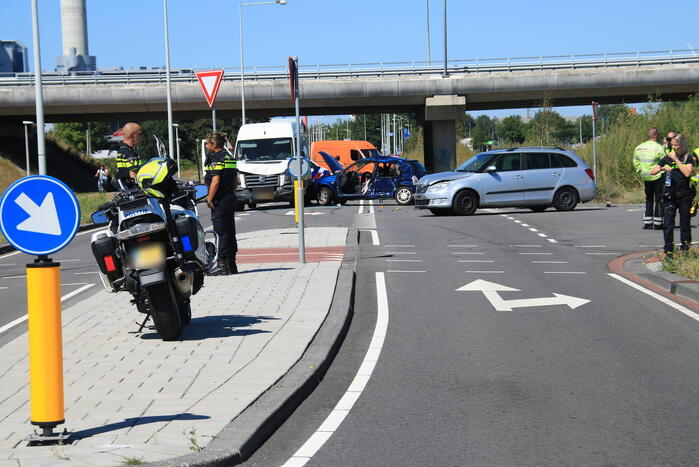 Ongeval met meerdere voertuigen en fietser