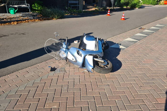 Twee scooterrijders in botsing