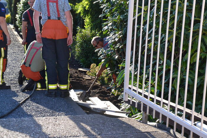 Rookontwikkeling onder de grond in tuin