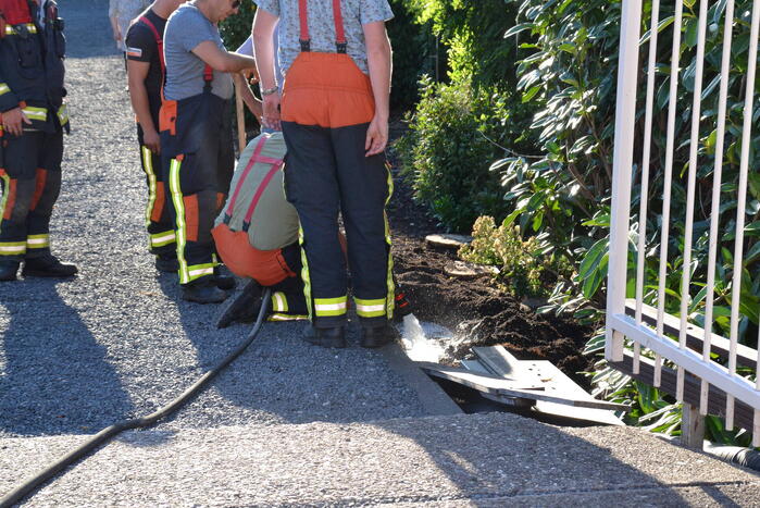 Rookontwikkeling onder de grond in tuin