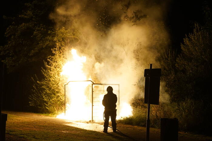 Twee dixi's volledig uitgebrand