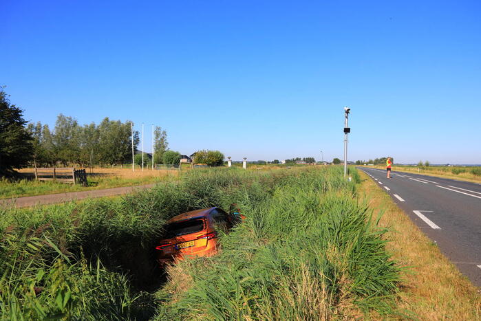 Auto belandt in sloot bij ongeval