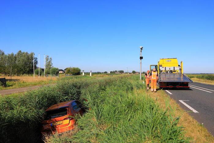 Auto belandt in sloot bij ongeval