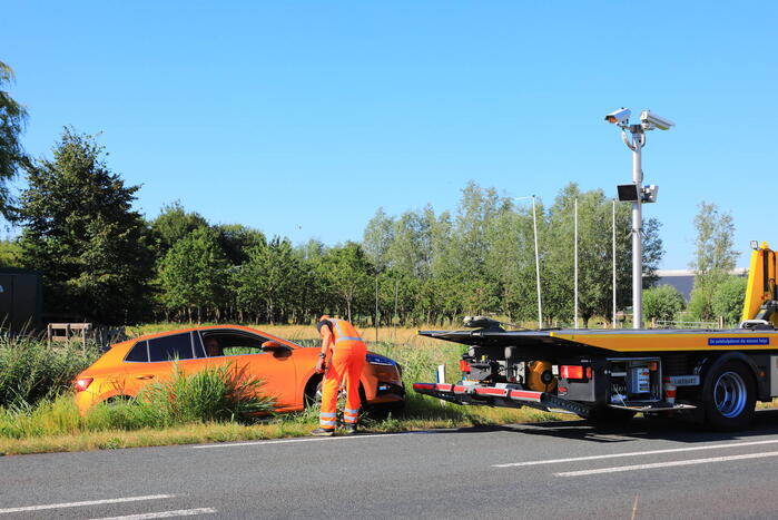 Auto belandt in sloot bij ongeval