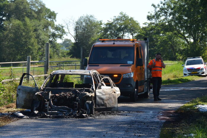 Auto volledig uitgebrand