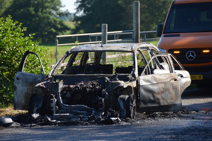 Auto volledig uitgebrand