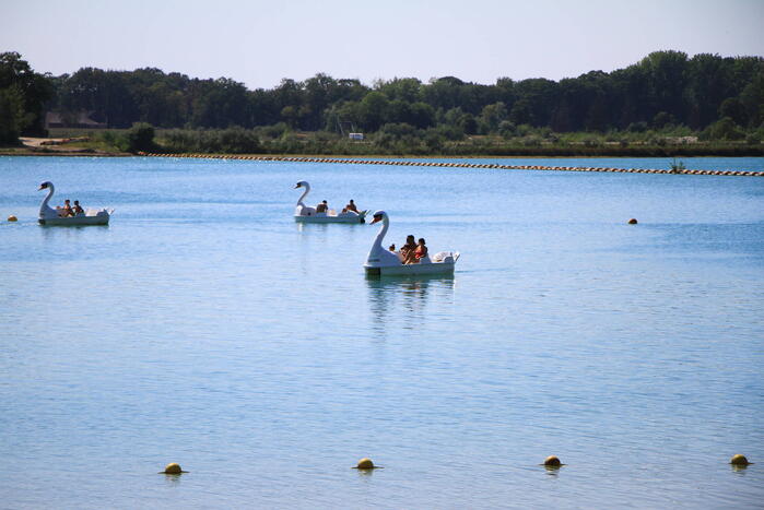 Zonaanbidders zoeken massaal verkoeling op bij Dagstrand Blauwe Meertje