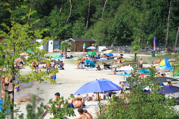 Zonaanbidders zoeken massaal verkoeling op bij Dagstrand Blauwe Meertje