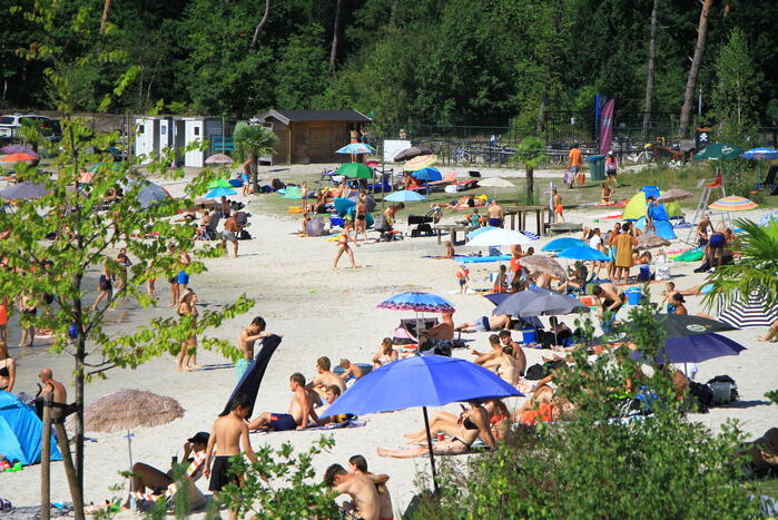 Zonaanbidders zoeken massaal verkoeling op bij Dagstrand Blauwe Meertje
