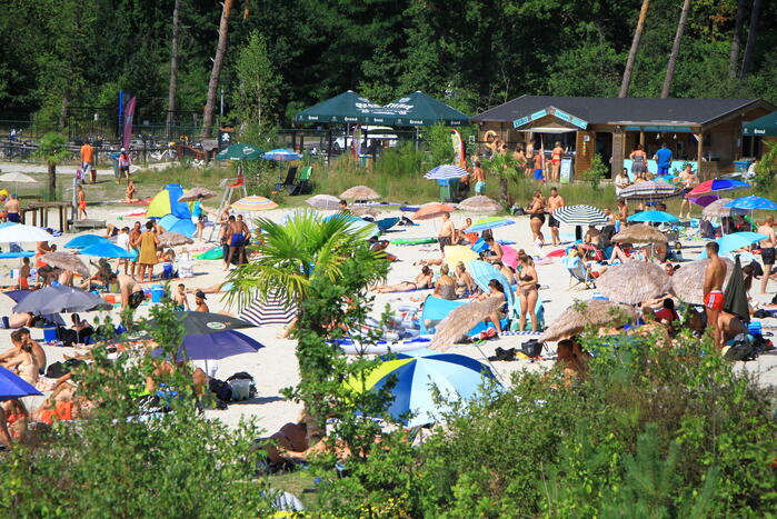 Zonaanbidders zoeken massaal verkoeling op bij Dagstrand Blauwe Meertje