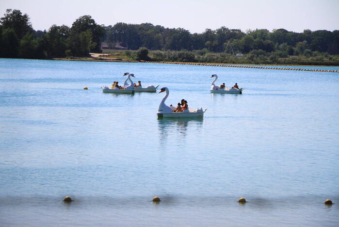 Zonaanbidders zoeken massaal verkoeling op bij Dagstrand Blauwe Meertje