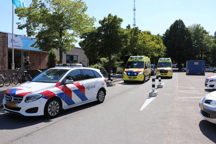 Persoon uit water Zwembad Poelmeer gehaald