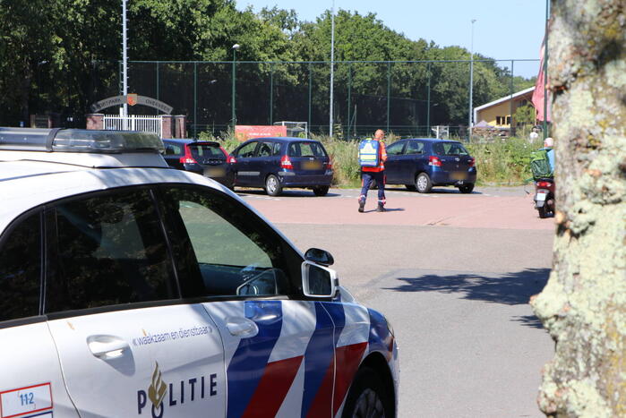 Persoon uit water Zwembad Poelmeer gehaald