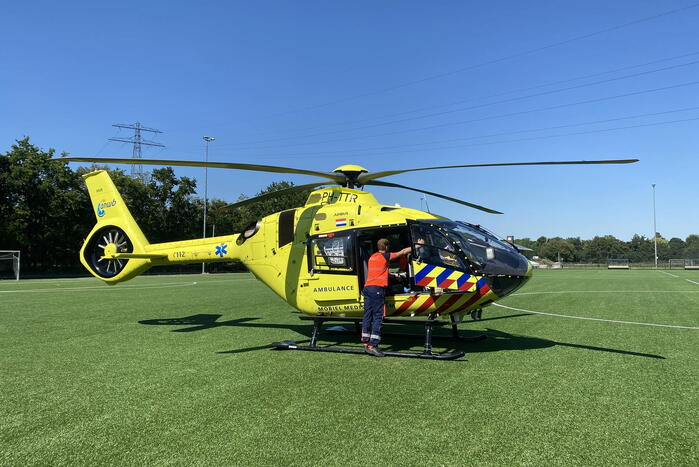 Persoon uit water Zwembad Poelmeer gehaald