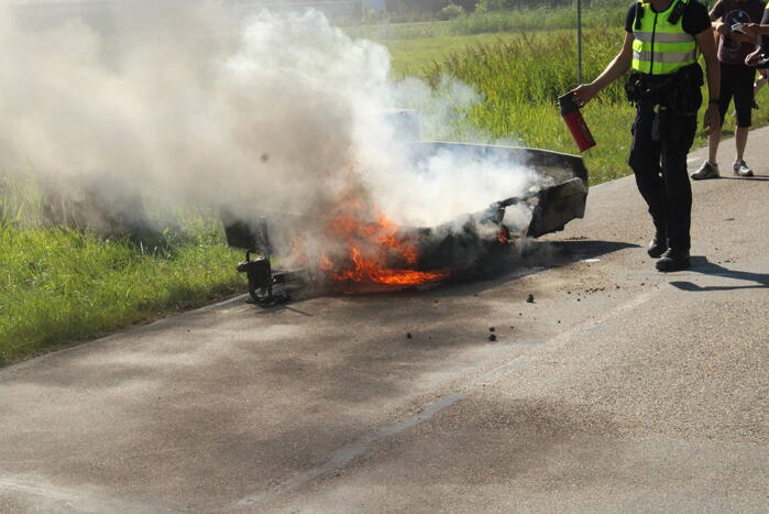 Vouwwagen vat vlam tijdens rijden