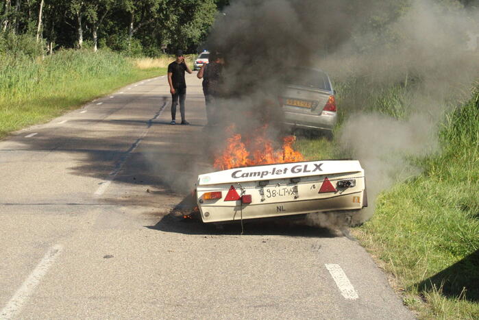 Vouwwagen vat vlam tijdens rijden