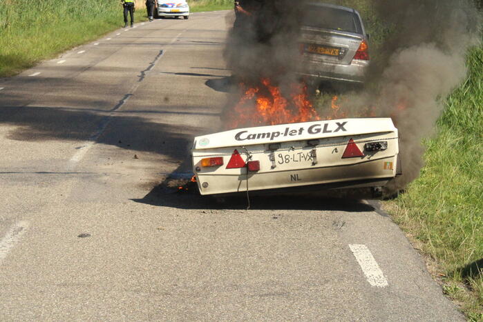 Vouwwagen vat vlam tijdens rijden