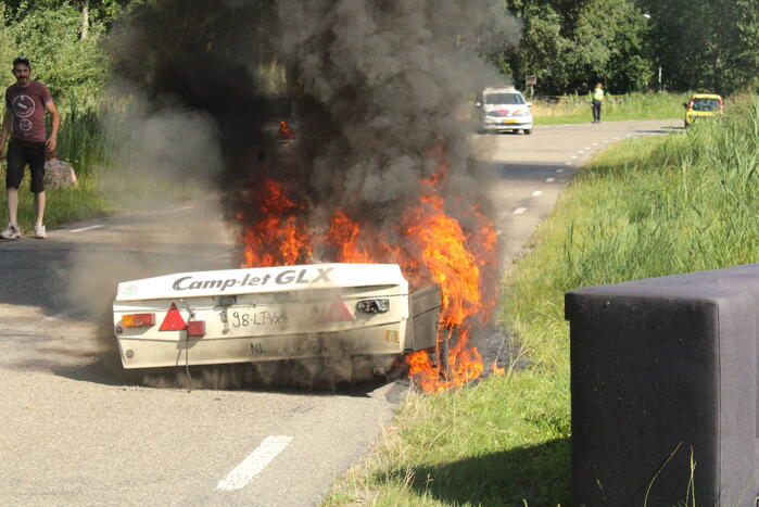 Vouwwagen vat vlam tijdens rijden